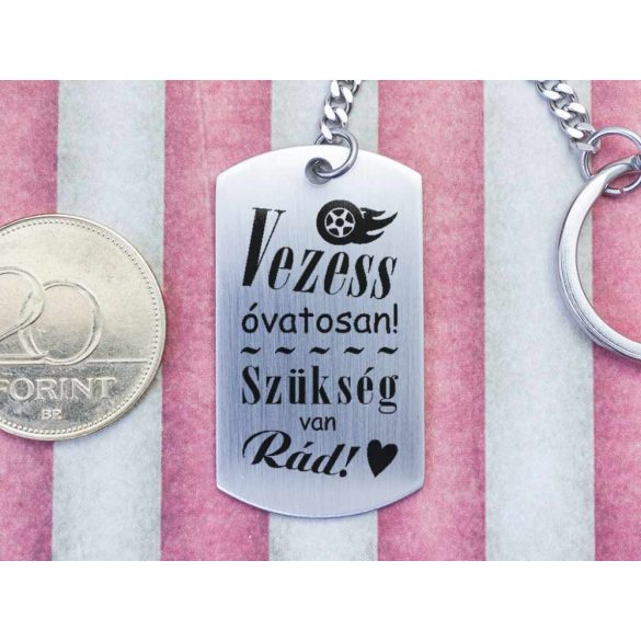Vezess óvatosan acél medálos kulcstartó